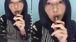 Cewek Jilbab Binal Pengen Ngisep Kontol poster