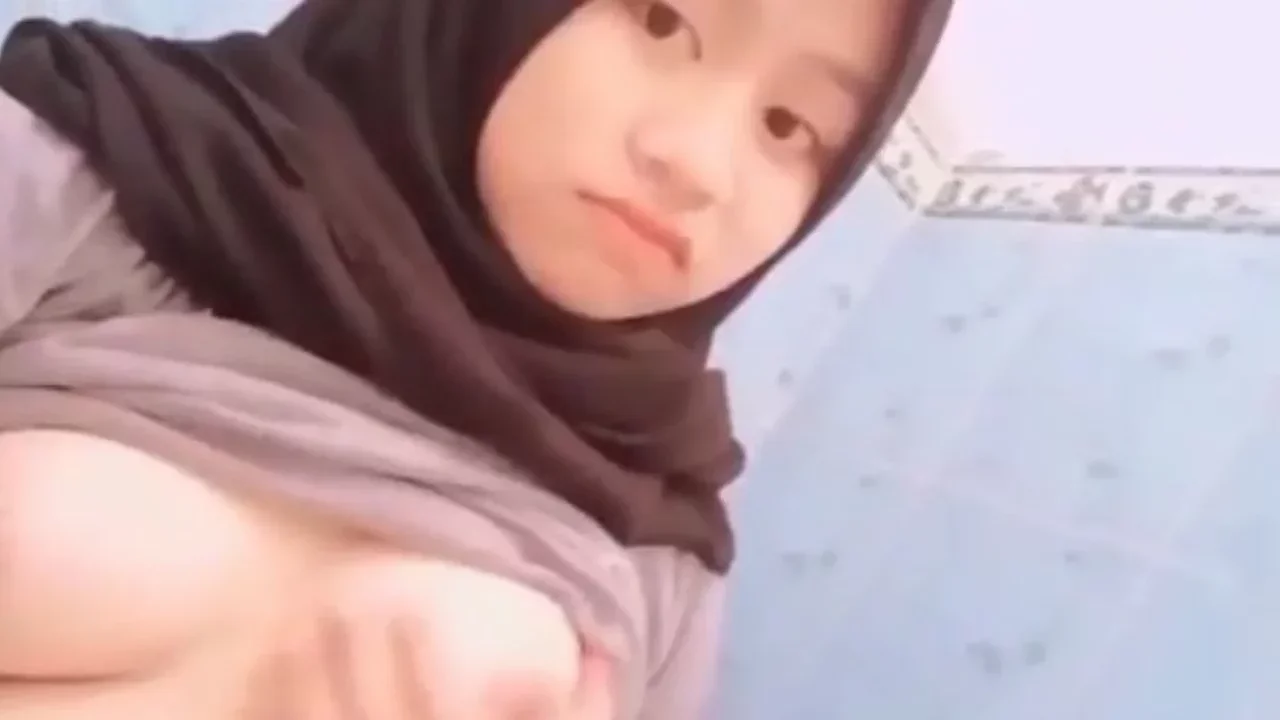 Bokep ABG ABG Berjilbab Tiktoker Pamer Nenen poster