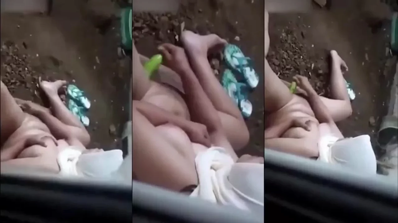 Bokep Indo Ngintip Ukhti Lagi Colmek Pakai Timun poster